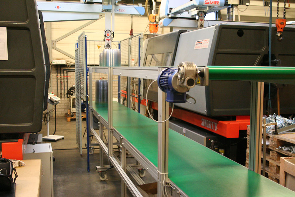 2 pcs belt conveyor in the plastics industry