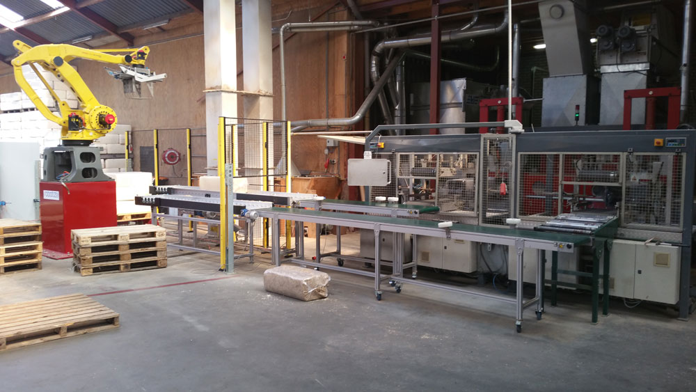 Belt conveyors for transporting packs of sawdust