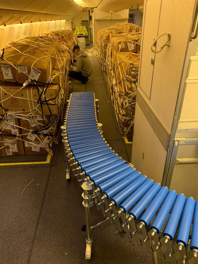 Harmonic roller conveyor in an aircraft