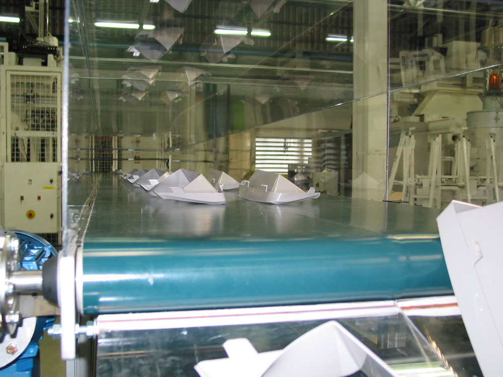 Belt conveyor with plastic products