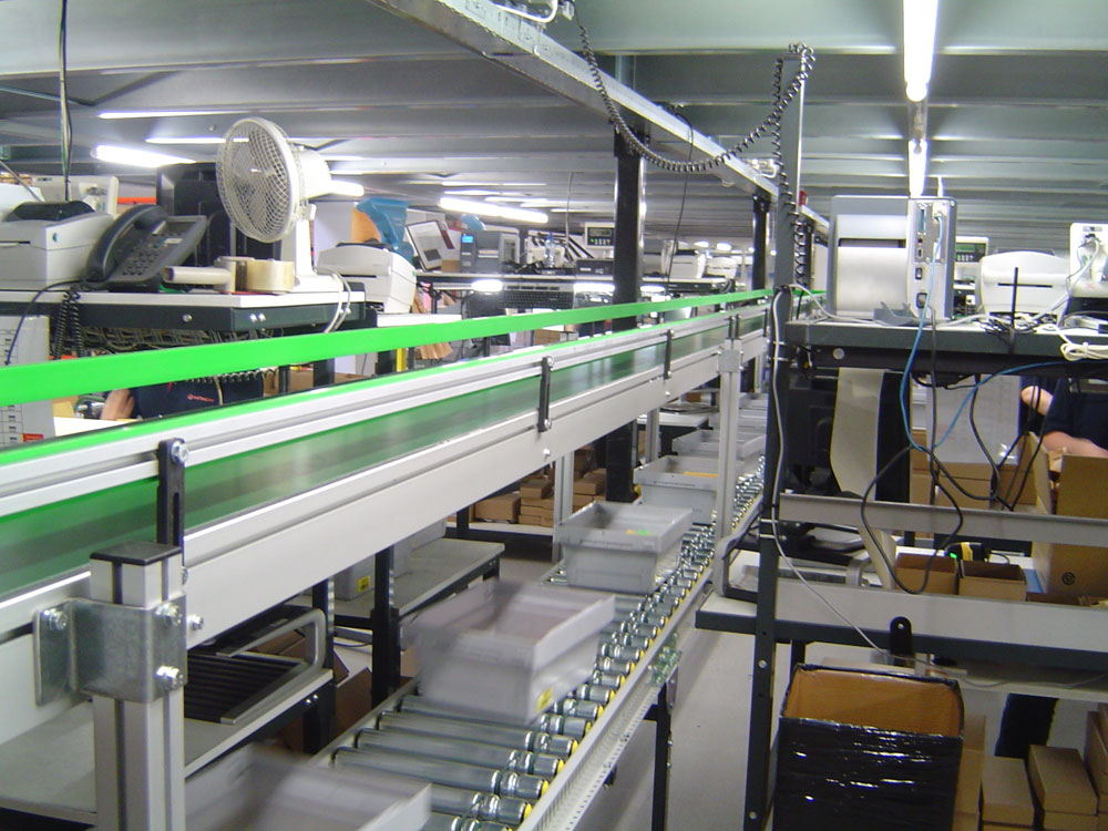 Supply and removal of crates in a warehouse