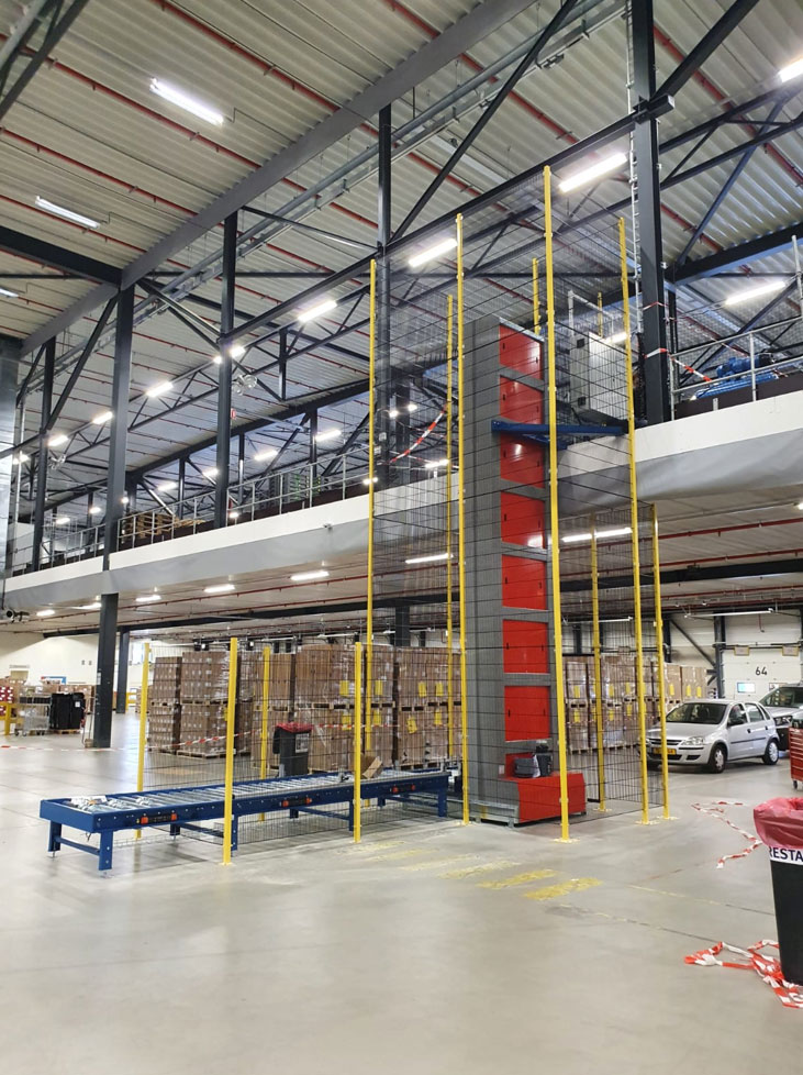Pallet lift system in a logistics warehouse