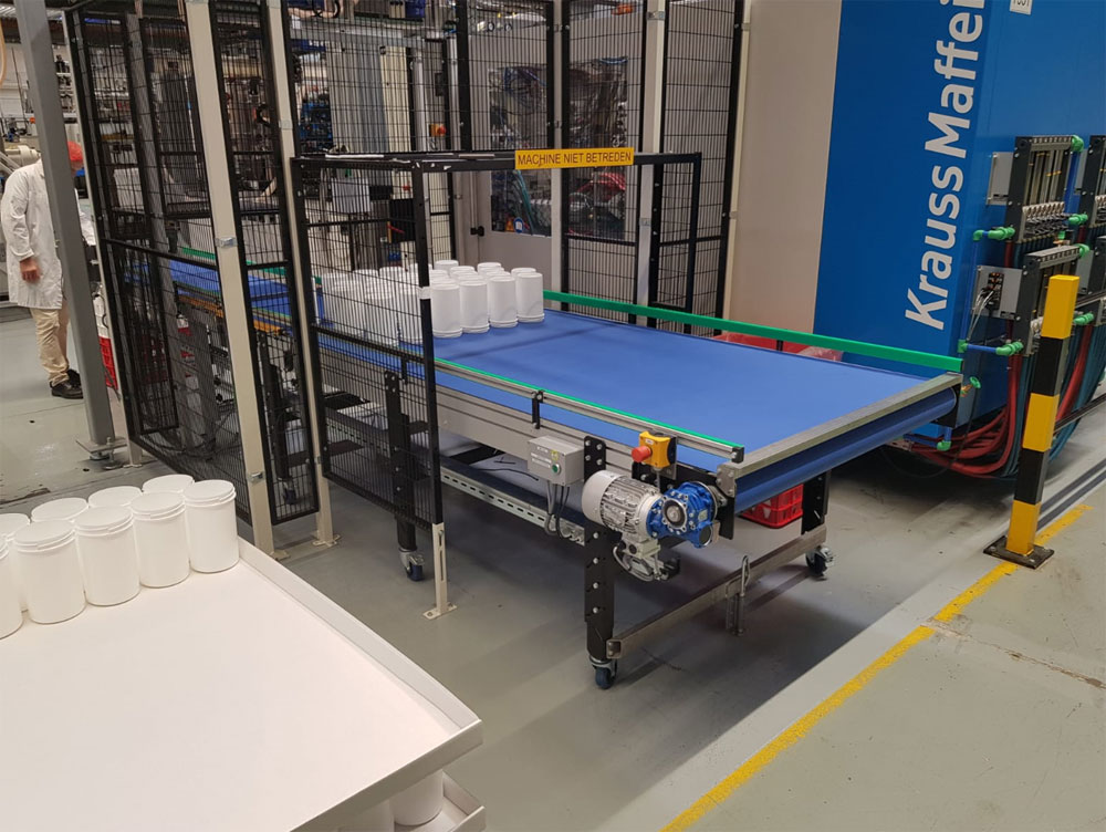 depositing / cooling conveyor in the plastics industry
