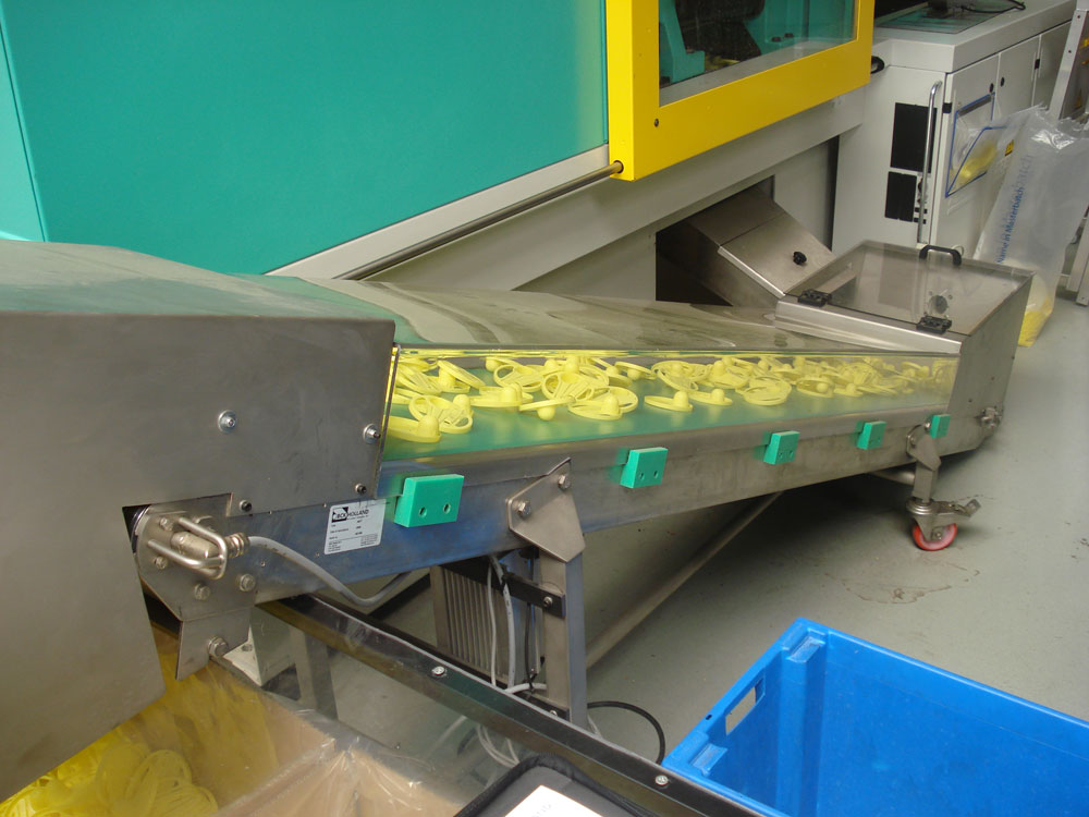 Articulated conveyor for plastic scoops