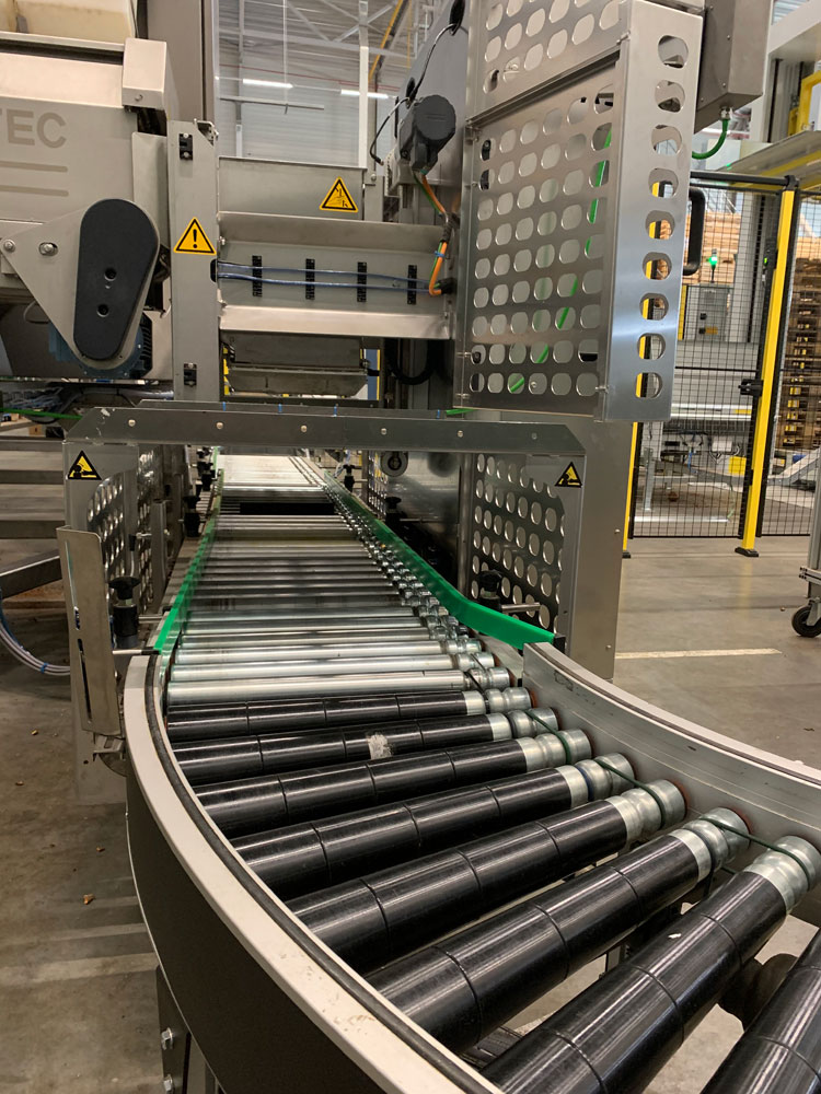 Roller conveyors in packaging machine