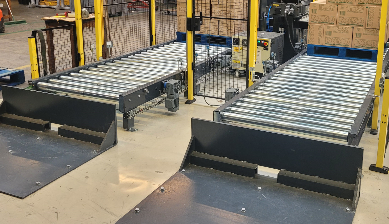 Pallet conveyors at palletizing robot.