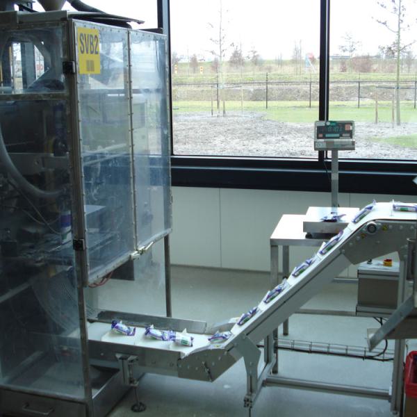 Articulated conveyor for packaging