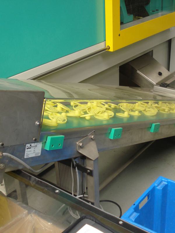 Articulated conveyor for plastic scoops