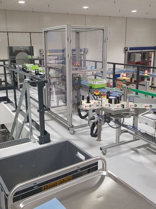 Chain conveyor with turning station