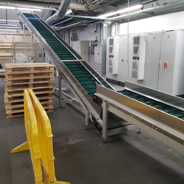 Feeding conveyor for recycling