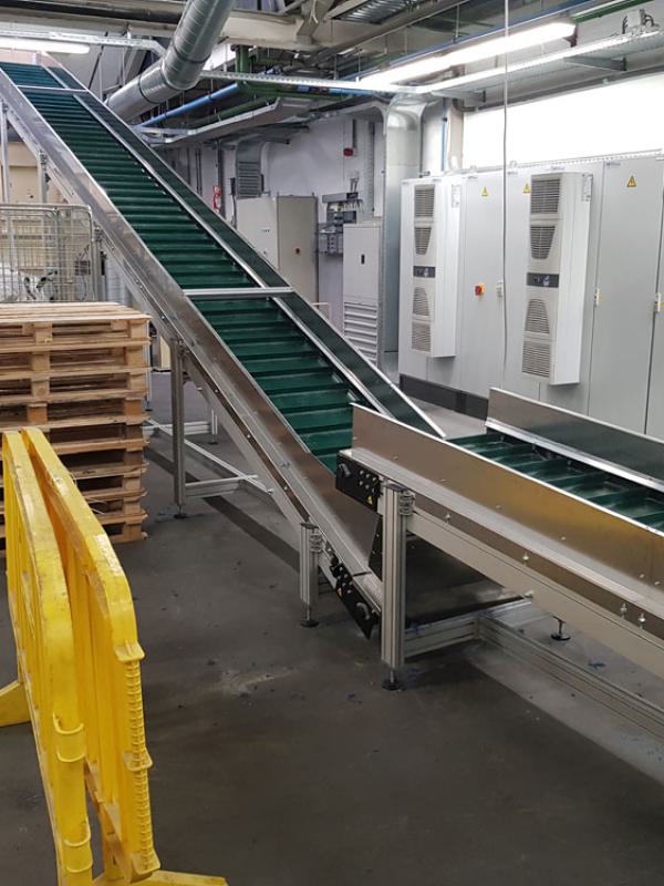 Feeding conveyor for recycling