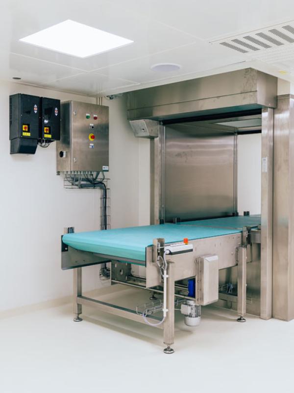 Kettingtransporteur in de pharma