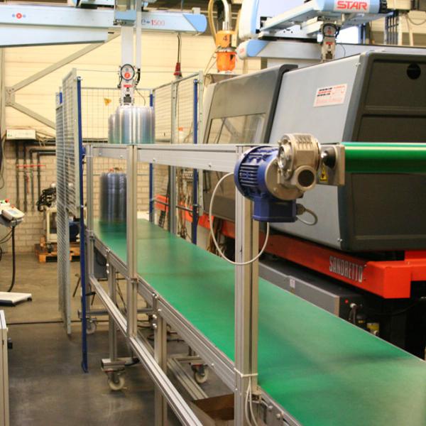 2 stuks bandtransporteur in de kunststofindustrie