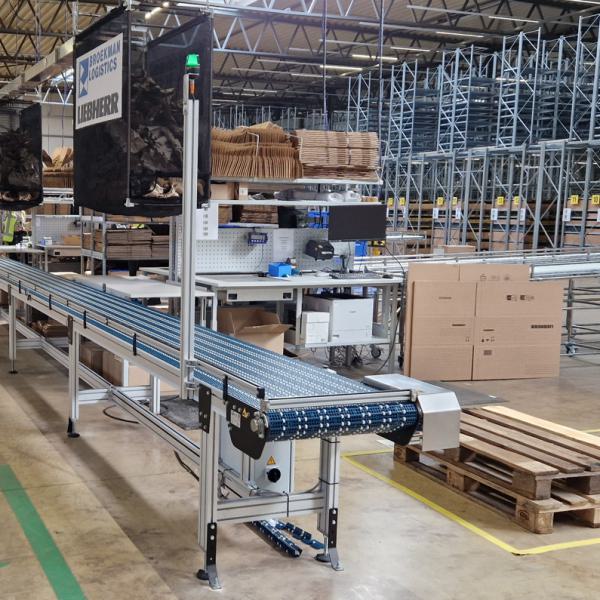 Mattop conveyor for buffering boxes.