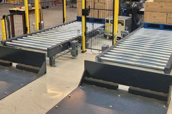 Pallet conveyors at palletizing robot.
