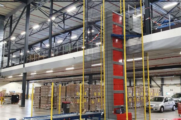 Pallet lift system in a logistics warehouse