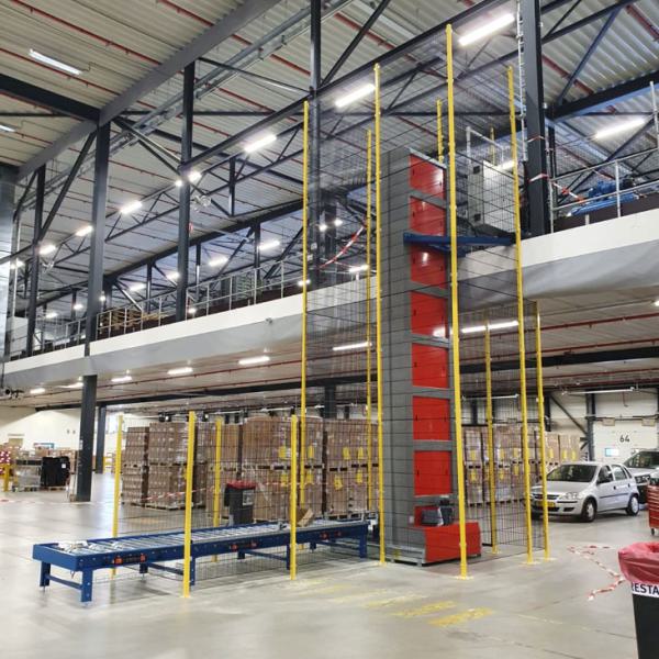 Pallet lift system in a logistics warehouse