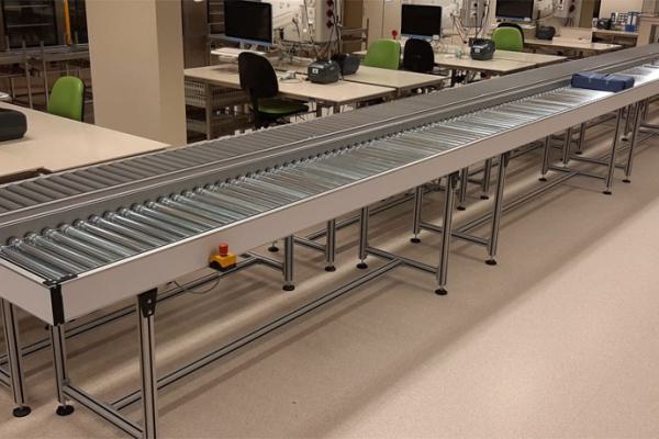 Roller conveyor system in a hospital