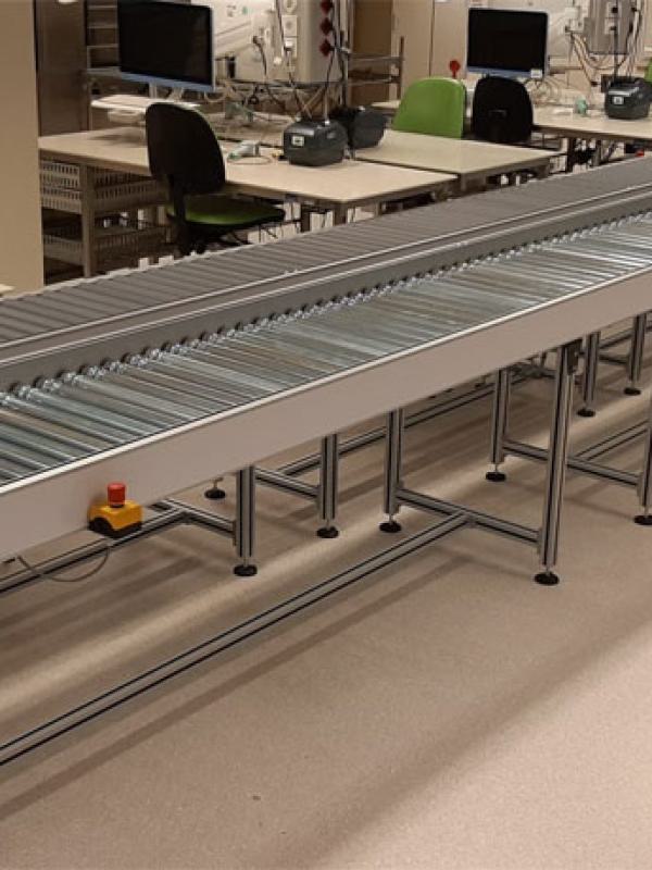 Roller conveyor system in a hospital