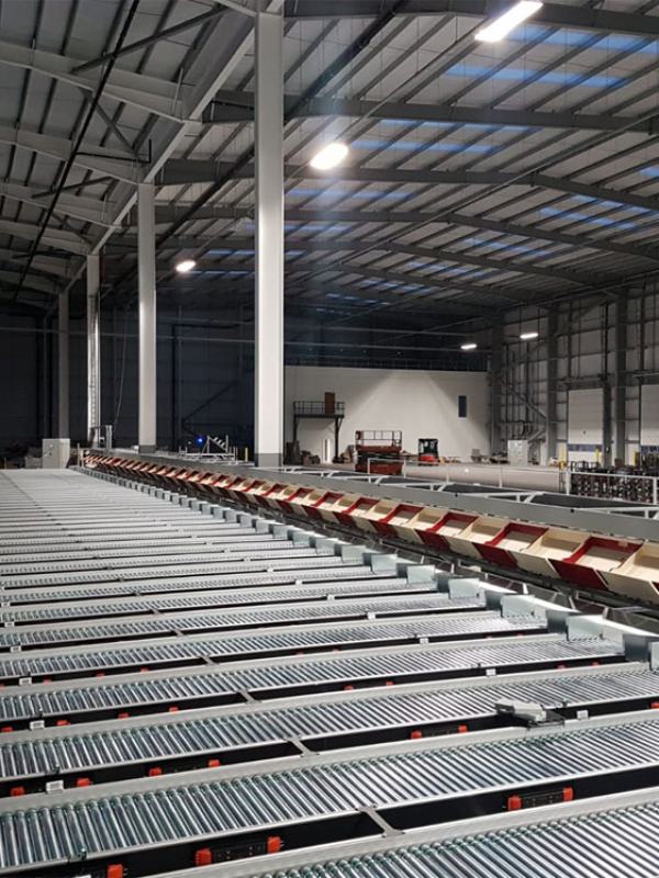 Roller conveyors at a sorting system
