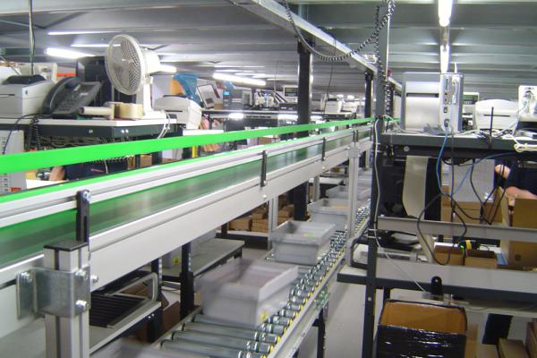 Supply and removal of crates in a warehouse